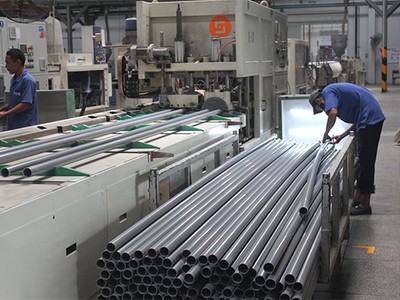 Sản xuất ống nhựa tại một doanh nghiệp ở quận Bình Tân, TP.HCM - Ảnh: Lê Quân