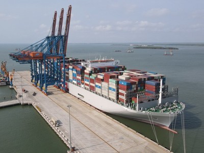 Siêu tàu container OOCL Spain với sức chở 24.188 TEU tại cảng quốc tế Gemalink thuộc cụm cảng Cái Mép-Thị Vải hôm 30/3/2023.