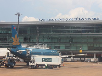 Sân bay Tân Sơn Nhất hiện nay chưa có hệ thống giao thông công cộng sức chở lớn nối đến nhà ga. Ảnh: Lê Quân