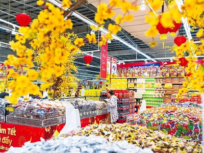 Hàng Tết đa dạng, nhu cầu mua sắm của người dân tăng mạnh.