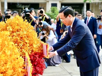 Chủ tịch nước Võ Văn Thưởng cùng phu nhân đã thành kính dâng hoa lên Chủ tịch Hồ Chí Minh vĩ đại tại Công viên Tượng đài Chủ tịch Hồ Chí Minh (đường Nguyễn Huệ, quận 1).