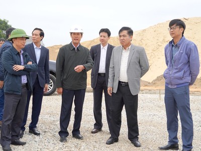 Phó chủ tịch Thường trực UBND tỉnh Quảng Bình Đoàn Ngọc Lâm (thứ hai bên phải ảnh) kiểm tra tiến độ thi công tại khu tái định cư Trường Thủy, huyện Lệ Thuỷ