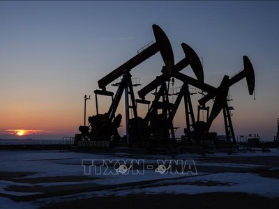 Giếng dầu ở Bàn Cẩm, tỉnh Liêu Ninh, Trung Quốc ngày 1/1/2024. Ảnh: THX/TTXVN