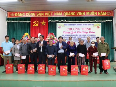 Bộ trưởng Nguyễn Chí Dũng tặng các phần quà cho những đối tượng chính sách, người nghèo khu vực miền Tây huyện Gio Linh