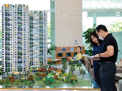 Khách tham quan mua nhà tại dự án của Phú Đông 