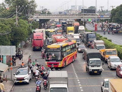 Càng gần Tết, tình hình hoạt động kinh doanh vận tải hành khách càng phức tạp.