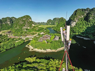 Nhân viên Viettel lắp đặt trạm phát sóng 5G