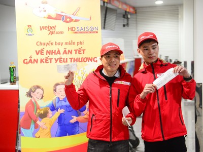 Người lao động được bay miễn phí trong chương trình "Về nhà ăn tết, gắn kết yêu thương" do Vietjet, HDSAISON phối hợp cùng Tổng Liên đoàn lao động Việt Nam tổ chức Tết Nguyên đán 2023 - ảnh: TL
