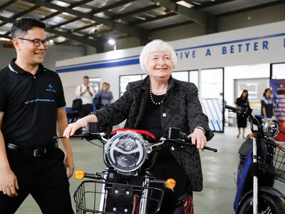 Bộ trưởng Tài chính Mỹ Janet Yellen bên sản phẩm xe điện của Selex Motors