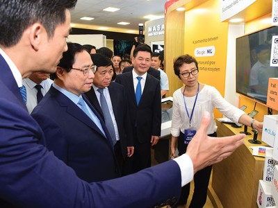 Thủ tướng Chính phủ Phạm Minh Chính và các quan khách thăm quan các gian hàng chip bán dẫn tại Triển lãm quốc tế Đổi mới sáng tạo Việt Nam năm 2023