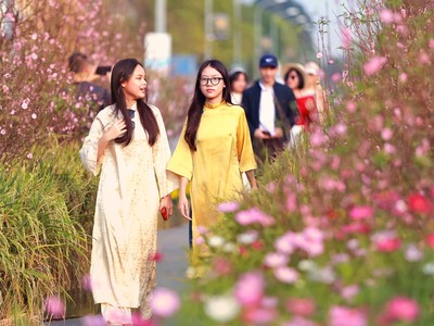 Không gian rực rỡ triệu sắc hoa mang lại niềm vui, hạnh phúc cho du khách - Ảnh: CHÍ LINH