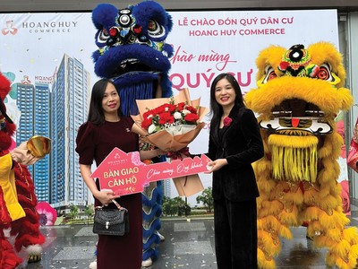 Lễ bàn giao căn hộ, chào đón cư dân của dự án Hoang Huy Commerce diễn ra trang trọng. Trong ảnh: Đại diện chủ đầu tư thực hiện nghi thức trao chìa khóa căn hộ và chúc mừng khách hàng.