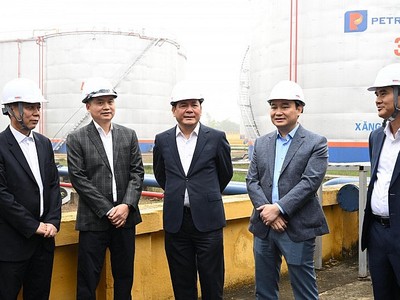 Bộ trưởng Nguyễn Hồng Diên kiểm tra công tác chuẩn bị tại kho xăng dầu Đức Giang.
