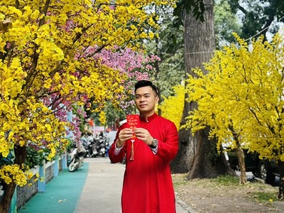 Anh Huỳnh Tấn Đạt, Chủ tịch Hội Sinh viên Việt Nam tại Úc chụp ảnh kỷ niệm nhân dịp cuối năm tại TP.HCM.