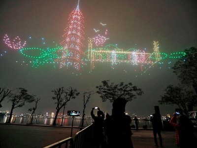 Pháo hoa và thiết bị bay thắp sáng đêm giao thừa tại Thủ đô Hà Nội 