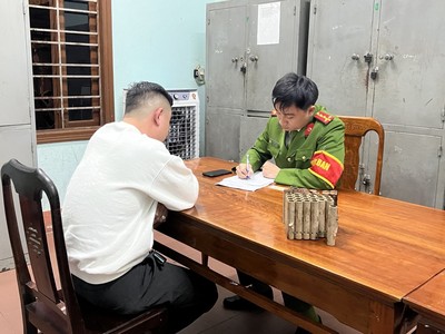 Công an TP. Đông Hà lập biên bản vi phạm về việc sử dụng pháo nổ trái phép của đối tượng vi phạm