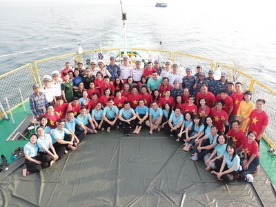 Đoàn công tác chụp ảnh kỷ niệm với các sĩ quan, chiến sĩ Tàu 924