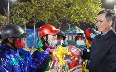 Lãnh đạo tỉnh Quảng Bình thăm các đơn vị làm nhiệm vụ trong đêm giao thừa