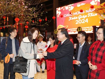 Ông Cao Tường Huy, Chủ tịch UBND tỉnh Quảng Ninh tặng hoa khách xông đất Vịnh Hạ Long. Nguồn: Quảng Ninh Portal