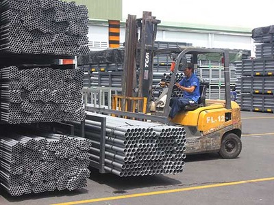 Người lao động làm việc tại một doanh nghiệp nhựa ở TP.HCM