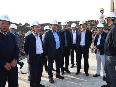 Lãnh đạo EVN, EVNNPT nghe báo cáo tiến độ thi công vị trí 45 (thuộc địa bàn huyện Nghĩa Hưng, tỉnh Nam Định)