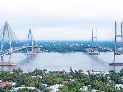 Hàng loạt công trình hạ tầng giao thông trọng điểm quốc gia được đầu tư xây dựng, góp phần kiến tạo động lực để vùng ĐBSCL cất cánh. Trong ảnh: Cầu Mỹ Thuận 2 (bên trái) vừa được khánh thành và đưa vào sử dụng Ảnh: Trung Nam Group