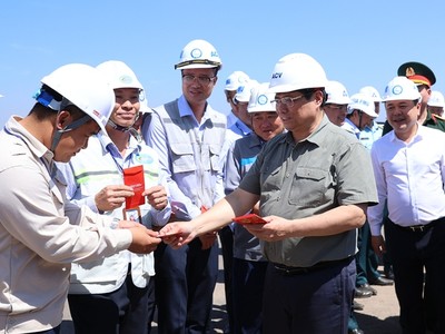 Thủ tướng lì xì, động viên kỹ sư, công nhân thi công Sân bay Long Thành - Ảnh: VGP/Nhật Bắc 