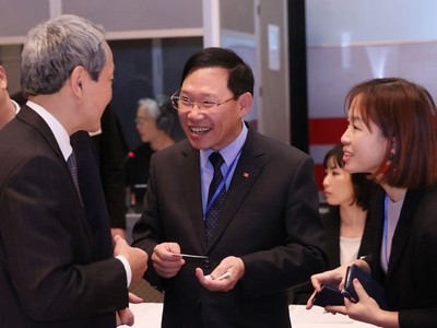 Chủ tịch UBND tỉnh Bắc Giang Lê Ánh Dương (đứng giữa). Ảnh: Dương Giang