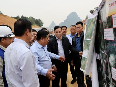 Bộ trưởng Bộ Kế hoạch và Đầu tư Nguyễn Chí Dũng kiểm tra tiến độ và đôn đốc giải ngân vốn đầu tư công tại dự án cao tốc Tuyên Quang - Hà Giang (giai đoạn 1) đoạn qua huyện Bắc Quang, Hà Giang. (Ảnh: MPI)