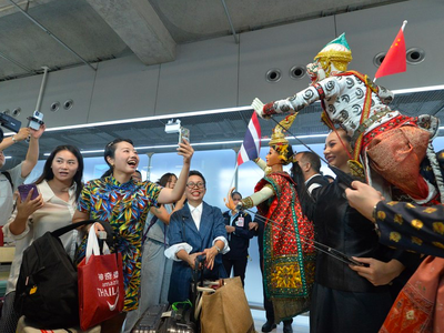 Du khách Trung Quốc được chào đón tại sân bay Suvarnabhumi ở Bangkok, Thái Lan. Ảnh: THX