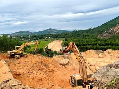 Thi công nền đường Dự án cải tạo, nâng cấp Quốc lộ 14E đoạn Km15+270 - Km89+700, tỉnh Quảng Nam. (Ảnh: Công Tú - báo Quảng Nam)