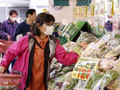 Người tiêu dùng mua sắm tại siêu thị ở Tokyo, Nhật Bản. (Ảnh: Kyodo/TTXVN)