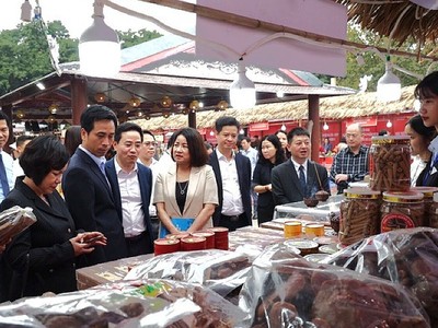 Lãnh đạo các đơn vị tham quan Hội chợ.