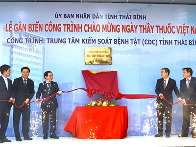 Lãnh đạo tỉnh, thành phố và Sở Y tế Thái Bình thực hiện gắn biển công trình Trung tâm Kiểm soát bệnh tật tỉnh (CDC Thái Bình)