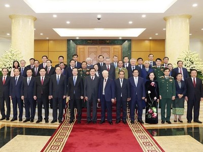 Tổng Bí thư Nguyễn Phú Trọng và Tổng Bí thư, Chủ tịch nước Lào Thongloun Sisoulith cùng các đại biểu Việt Nam - Lào chụp ảnh chung. (Ảnh: Trí Dũng/TTXVN)