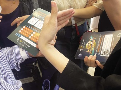 Tại hội thảo ứng dụng công nghệ cuối năm 2023, tài liệu được cung cấp cho khách lại là tờ rơi dụ dỗ đầu tư. Ảnh: Lê Tỉnh