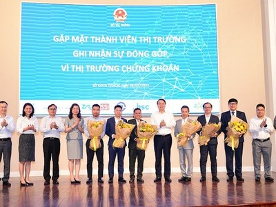 Thứ trưởng Bộ Tài chính Nguyễn Đức Chi (thứ 6 từ trái sang) tặng hoa cảm ơn các thành viên thị trường ngày 28/7/2022 