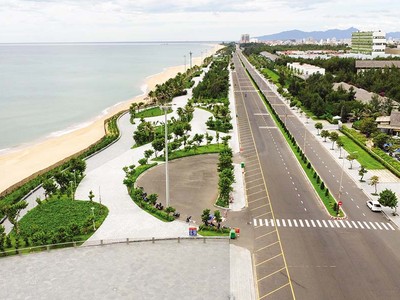 Đường ven biển là một trong những trục giao thông quan trọng, tạo hành lang động lực ven biển tỉnh Phú Yên.
