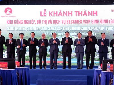 Chủ tịch Quốc hội Vương Đình Huệ, Phó thủ tướng Trần Hồng Hà tặng quà cho chủ đầu tư tại lễ khánh thành.