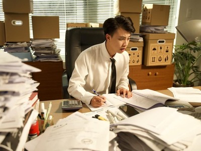 Người trẻ đối mặt với áp lực từ nhiều phía trong thời kỳ suy thoái.