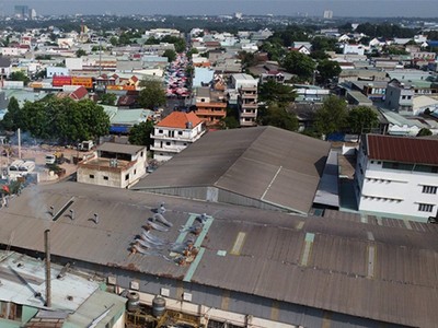 Bình Dương hiện có nhiều doanh nghiệp sản xuất nằm xen kẽ trong các khu dân cư, những doanh nghiệp này sẽ phải di dời vào khu công nghiệp tập trung ở phía Bắc của tỉnh.