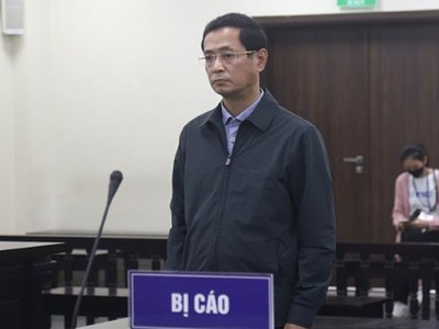 Cựu Giám đốc CDC Hà Nội Trương Quang Việt (bên trái) và bị cáo Lê Minh Tuyến tại tòa.