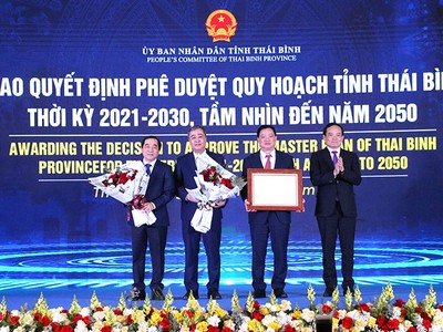 Tại Hội nghị, lãnh đạo tỉnh Thái Bình trao quyết định chủ trương đầu tư, giấy chứng nhận đăng ký đầu tư, thỏa thuận hợp tác đầu tư cho các nhà đầu tư . Ảnh Phương Liên