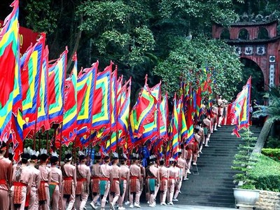 Đoàn dâng hương khởi hành lên núi Nghĩa Lĩnh dâng hương tưởng niệm các vua Hùng. (Ảnh: Trung Kiên\TTXVN)