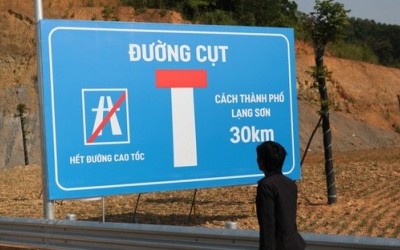 Việc không thể hoàn thành đúng kế hoạch đoạn cao tốc Hữu Nghị - Chi Lăng đã khiến cao tốc Hà Nội - Lạng Sơn trở thành đường cụt, phải dừng cách Tp. Lạng Sơn 30 km, cách cửa khẩu Hữu Nghị 45 km trong suốt 4 năm qua.