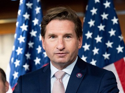 Nghị sĩ đảng Dân chủ Mỹ Dean Phillips trong cuộc họp báo về một đạo luật. (Ảnh: AP/TTXVN)