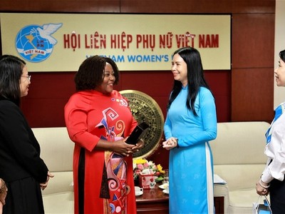 Phó chủ tịch Hội Liên hiệp Phụ nữ Việt Nam Trần Lan Phương chúc bà Caroline T. Nyamayemombe, Trưởng đại diện UN Women có nhiệm kỳ công tác tại Việt Nam thành công năm 2023. (Ảnh: Viet Nam Women’s Union)