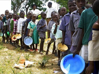 Trẻ em xếp hàng đợi nhận khẩu phần ăn do Chương trình Lương thực Thế giới tài trợ tại Harare, Zimbabwe. Ảnh: AFP/TTXVN