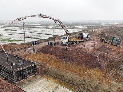 Thi công Dự án đường bộ cao tốc Bắc - Nam, đoạn Diễn Châu - Bãi Vọt. Ảnh: H.A