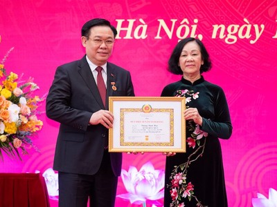 Thường trực Ban Bí thư, Trưởng Ban Tổ chức Trung ương Trương Thị Mai trao Huy hiệu 40 năm tuổi Đảng cho Chủ tịch Quốc hội Vương Đình Huệ.
